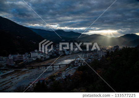 岐阜縣下呂溫泉：從山頂眺望溫泉小鎮 133577225