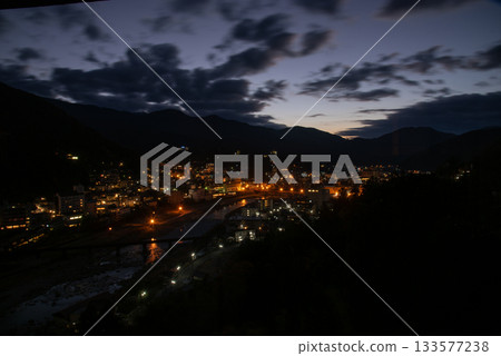 岐阜縣下呂溫泉：從山頂眺望溫泉小鎮 133577238