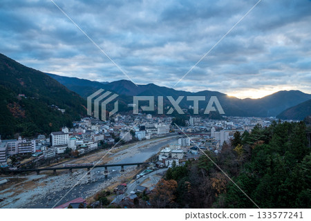 岐阜縣下呂溫泉：從山頂眺望溫泉小鎮 133577241