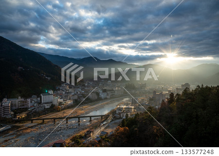 岐阜縣下呂溫泉：從山頂眺望溫泉小鎮 133577248