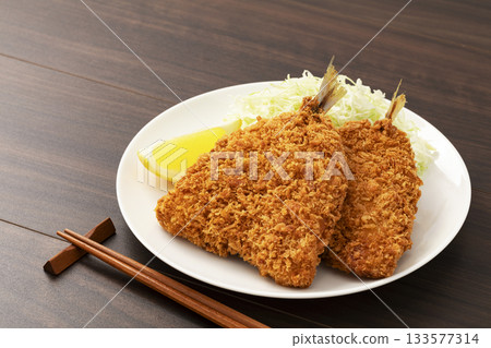 炸竹莢魚盛裝在白色圓盤上 炸竹莢魚盛裝在白色圓盤上 133577314