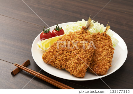 炸竹莢魚盛裝在白色圓盤上 炸竹莢魚盛裝在白色圓盤上 133577315