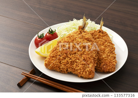 炸竹莢魚盛裝在白色圓盤上 炸竹莢魚盛裝在白色圓盤上 133577316