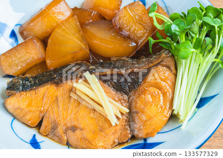 紅燒黃尾鰤魚和蘿蔔 紅燒黃尾鰤魚和蘿蔔 133577329
