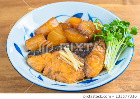 紅燒黃尾鰤魚和蘿蔔 紅燒黃尾鰤魚和蘿蔔 133577330