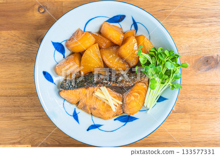 紅燒黃尾鰤魚和蘿蔔 紅燒黃尾鰤魚和蘿蔔 133577331