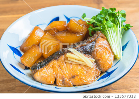 Braised yellowtail amberjack and radish 133577338