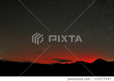 2025年11月12日,北海道出現低緯度極光、流星和北半球星空。 2025年11月12日,北海道出現低緯度極光、流星和北半球星空。 133577447