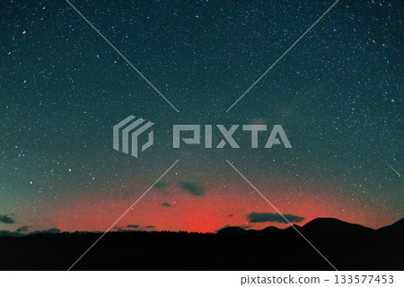 2025年11月12日,北海道出現低緯度極光、流星和北半球星空。 2025年11月12日,北海道出現低緯度極光、流星和北半球星空。 133577453