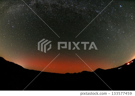 2025年11月12日,北海道出現了低緯度極光,圖中可見北方星空和銀河。 2025年11月12日,北海道出現了低緯度極光,圖中可見北方星空和銀河。 133577459