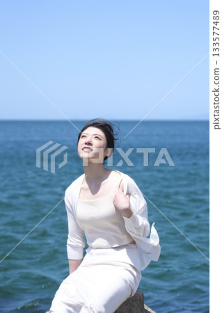 放鬆在海岸的婦女 放鬆在海岸的婦女 133577489
