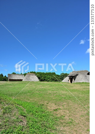 The Jomon settlement at Sannai-Maruyama Ruins, shining against the blue sky (Aomori Prefecture) 133577510