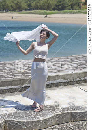 放鬆在海岸的婦女 放鬆在海岸的婦女 133577639