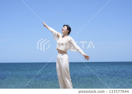 放鬆在海岸的婦女 放鬆在海岸的婦女 133577644