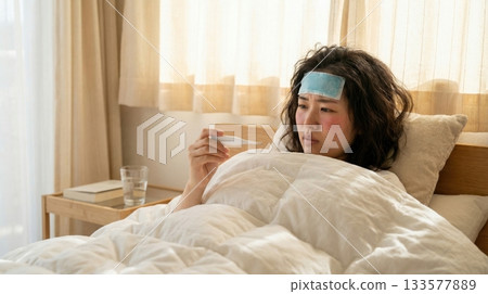 日本女子感冒後躺在床上測量體溫 133577889