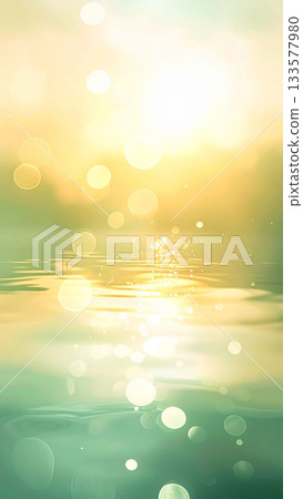 鼠尾草綠色的水面和散景背景反射著柔和的晨光 133577980