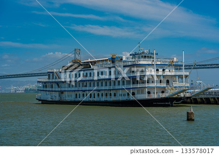 一艘蒸氣船停泊在美國舊金山港。 133578017