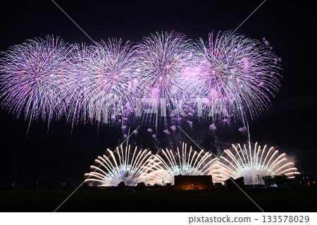 Fireworks at the Ojiya Festival (Niigata Prefecture) light up the night sky 133578029