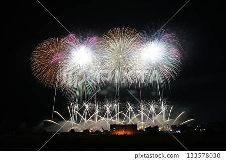 新潟縣大千屋祭的煙火照亮了夜空 新潟縣大千屋祭的煙火照亮了夜空 133578030