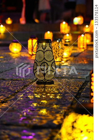 一場絢麗多彩的燈光秀，為泉八幡宮（新潟縣）增添了絢麗的色彩。 133578114