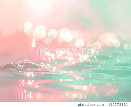 在柔和的燈光下，水面閃爍著鮭魚粉和薄荷綠的光芒。 133578161