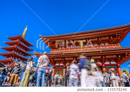 Tokyo cityscape in Japan November 17th... Inbound tourism continues... It's like a foreign country... Groups of foreign tourists also come one after another = Sensoji Temple 133578240
