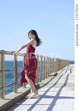 Woman looking at the sea 133578245