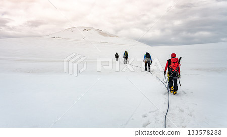 Group of mountaineers on a rope. Summer glacier trekking on Grossvenediger Mountain, Hohe Tauern National Park, Austrian Alps 133578288