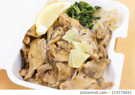美味的豬肉烤肉便當 133578691