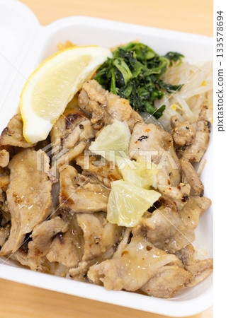 美味的豬肉烤肉便當 133578694