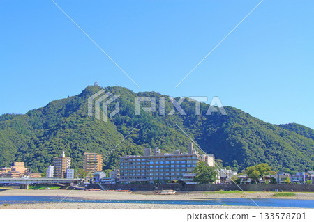 岐阜縣岐阜市長良川和金華山的風景 岐阜縣岐阜市長良川和金華山的風景 133578701