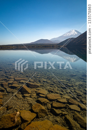 秋日景色,本棲湖湖面清澈見底,遠處有富士山(山梨縣身延町) 秋日景色,本棲湖湖面清澈見底,遠處有富士山(山梨縣身延町) 133578863