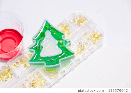 Making a fir tree shaker 133579042