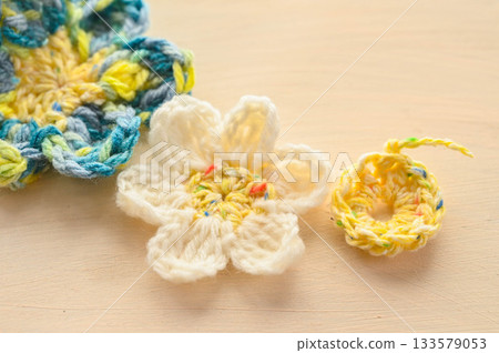 Making flower motifs Making flower motifs 133579053