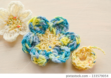 Making flower motifs 133579054