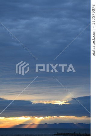A fantastic sunset with rays of light spreading across the Sea of Japan (Niigata Prefecture) A fantastic sunset with rays of light spreading across the Sea of Japan (Niigata Prefecture) 133579078