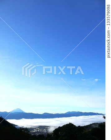 Sea of clouds and Mt. Fuji seen from Miharashi Square Sea of clouds and Mt. Fuji seen from Miharashi Square 133579098