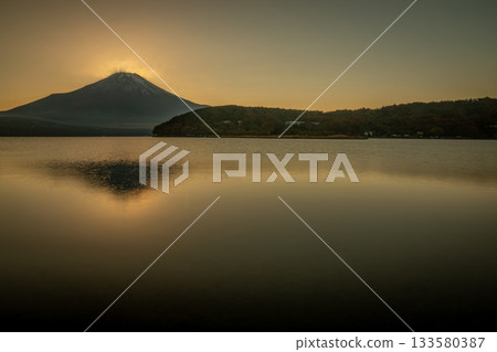 Mount Fuji reflected in Lake Yamanaka at dusk and the lake's tranquil surface (Yamanashi Prefecture) Mount Fuji reflected in Lake Yamanaka at dusk and the lake's tranquil surface (Yamanashi Prefecture) 133580387