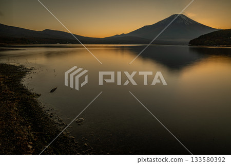 黃昏時分，富士山倒映在山中湖中，構成一幅寧靜的湖畔景色（山梨縣） 133580392