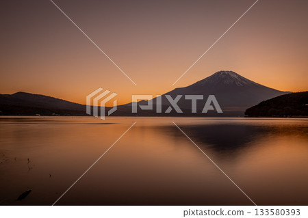 A fantastical view of Lake Yamanaka and Mount Fuji bathed in the colors of the sunset 133580393
