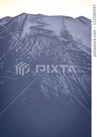 一張極具震撼力的富士山山體特寫照片，展現了初冬的壯麗景色。 133580397