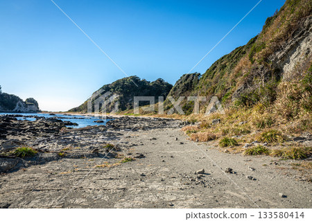 三浦市禦崎町海岸線和岩石區的冬季自然風光清晰可見 133580414