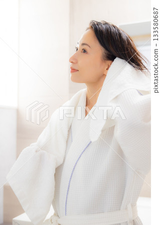 浴袍的女人 133580687