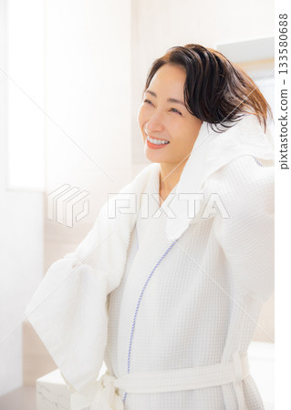 浴袍的女人 133580688