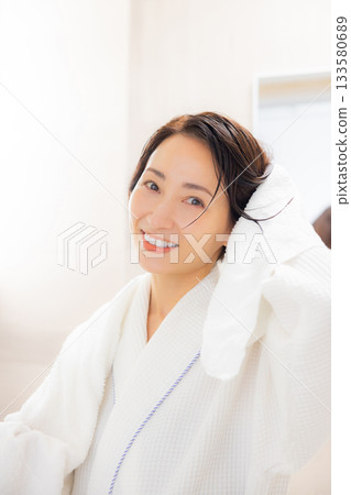 浴袍的女人 133580689