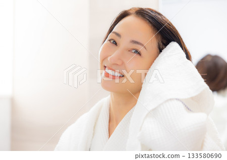 浴袍的女人 浴袍的女人 133580690