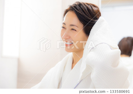 浴袍的女人 浴袍的女人 133580691