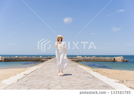 放鬆在海岸的婦女 133581785