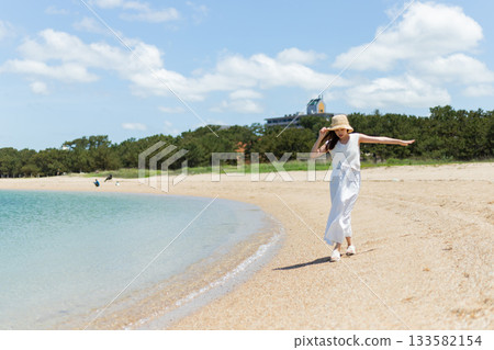 婦女在沙灘上玩 婦女在沙灘上玩 133582154
