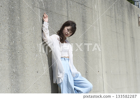 站立在牆壁前面的婦女 站立在牆壁前面的婦女 133582287